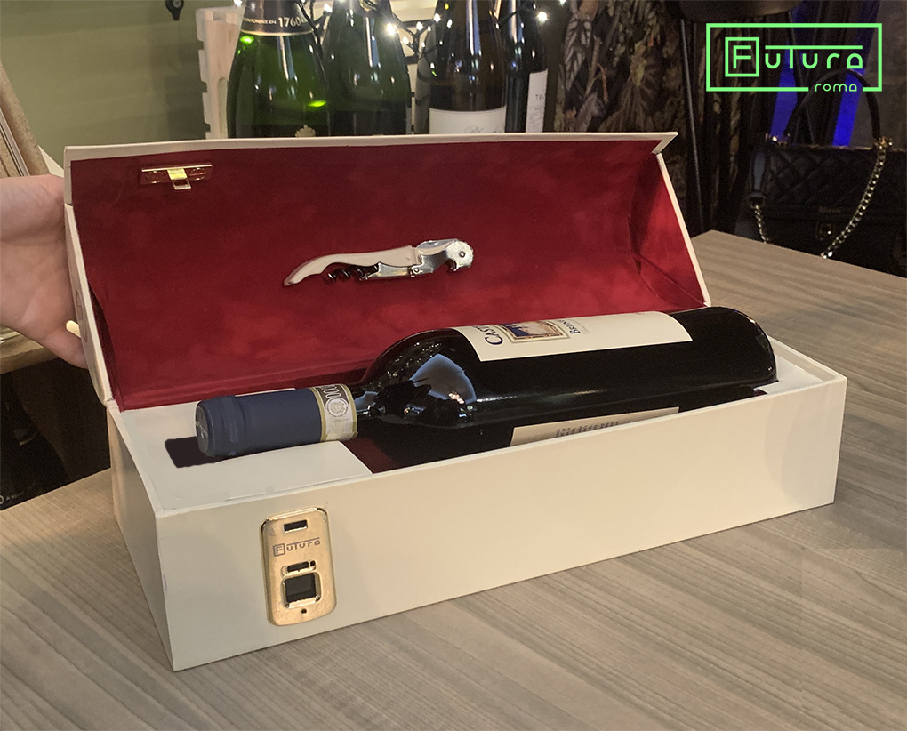 futura roma® vinea winebag con biometrico bluetooth app, winebag, pelle, lusso, custodia, vino, scrigno, custodia vino, wine, bagm vinom scrigno vino, vino impronta digitale, biometrico, impronta digitale, bluetooth, chiusura biometrica, custodia pelle impronta digitale, winebag chiusura impronta digitale, wine bag bluetooth, scrigno biometrico bluetooth, wine bag chiusura biometrica, Futura wine bag digitale bluetooth, vinea uomo impronta digitale bluetooth, custodia vino con biometrico Futura rpma, Futura roma winebag, moda digitale, Futura custodia vino, roma